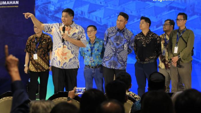 Menteri Perumahan dan Kawasan Permukiman (PKP), Maruara Sirait dan Wakil Direktur Utama Bank Mandiri, Henry Panjaitan berbincang bersama pelaku usaha di sektor perumahan dan UMKM dalam acara Sosialisasi Kredit Program Perumahan (KPP) di Hotel Crowne Plaza, Jalan Lembong, Kota Bandung, Jawa Barat, Jumat (19/9/2025).