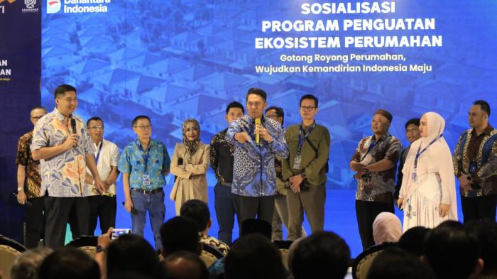 Menteri Perumahan dan Kawasan Permukiman (PKP), Maruara Sirait dan Wakil Direktur Utama Bank Mandiri, 
Henry Panjaitan berbincang bersama pelaku usaha di sektor perumahan dan UMKM dalam acara Sosialisasi Kredit Program Perumahan (KPP) di Hotel Crowne Plaza, Jalan Lembong, Kota Bandung, Jawa Barat, Jumat (19/9/2025).