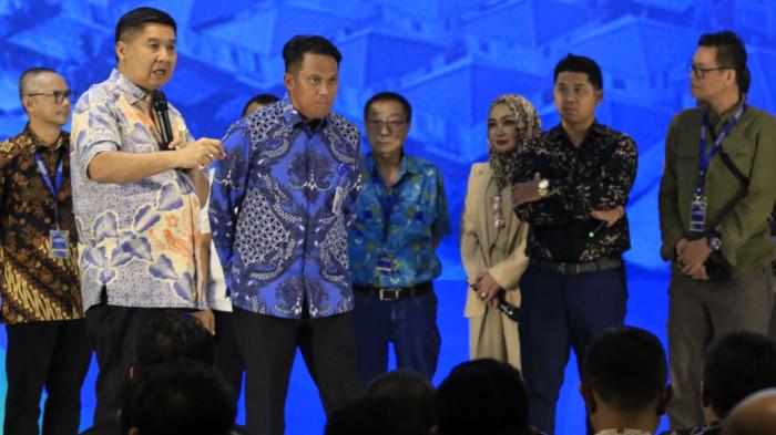 Menteri Perumahan dan Kawasan Permukiman (PKP), Maruara Sirait dan Wakil Direktur Utama Bank Mandiri, 
Henry Panjaitan berbincang bersama pelaku usaha di sektor perumahan dan UMKM dalam acara Sosialisasi Kredit Program Perumahan (KPP) di Hotel Crowne Plaza, Jalan Lembong, Kota Bandung, Jawa Barat, Jumat (19/9/2025).