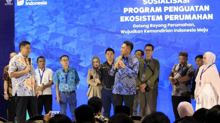 Menteri Perumahan dan Kawasan Permukiman (PKP), Maruara Sirait dan Wakil Direktur Utama Bank Mandiri, 
Henry Panjaitan berbincang bersama pelaku usaha di sektor perumahan dan UMKM dalam acara Sosialisasi Kredit Program Perumahan (KPP) di Hotel Crowne Plaza, Jalan Lembong, Kota Bandung, Jawa Barat, Jumat (19/9/2025).