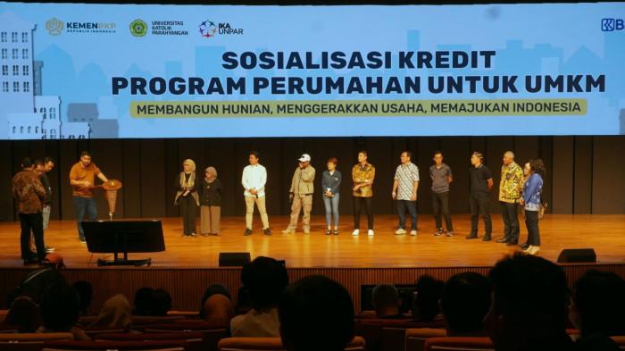 Menteri Perumahan dan Kawasan Permukiman (PKP), Maruara Sirait berbincang dengan pihak perankan serta sejumlah pelaku usaha di sektor perumahan dan UMKM dalam acara Sosialisasi Kredit Program Perumahan untuk UMKM di salah satu kampus di Kota Bandung, Jawa Barat, Sabtu (20/9/2025).