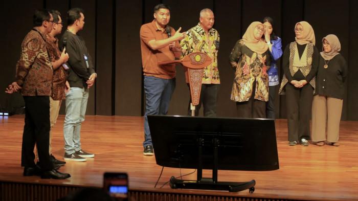 Menteri Perumahan dan Kawasan Permukiman (PKP), Maruara Sirait berbincang dengan pihak perankan serta sejumlah pelaku usaha di sektor perumahan dan UMKM dalam acara Sosialisasi Kredit Program Perumahan untuk UMKM di salah satu kampus di Kota Bandung, Jawa Barat, Sabtu (20/9/2025).