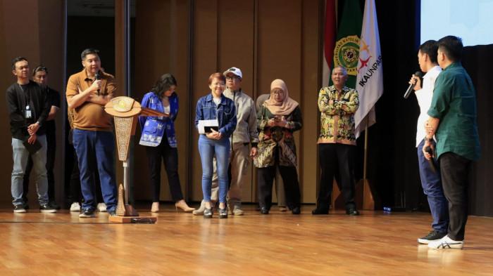 Menteri Perumahan dan Kawasan Permukiman (PKP), Maruara Sirait berbincang dengan dua orang pengembang muda yang sukses berbisnis perumahan dalam acara Sosialisasi Kredit Program Perumahan untuk UMKM di salah satu kampus di Kota Bandung, Jawa Barat, Sabtu (20/9/2025).