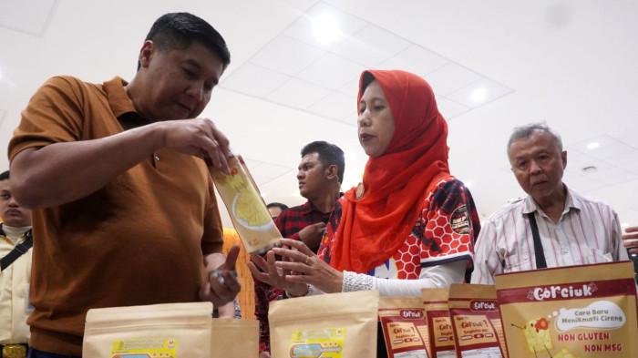 Menteri Perumahan dan Kawasan Permukiman (PKP), Maruara Sirait menyapa dan berbelanja cemilan yang dijajakan pelaku UMKM seusai menghadiri acara Sosialisasi Kredit Program Perumahan untuk UMKM di salah satu kampus di Kota Bandung, Jawa Barat, Sabtu (20/9/2025).