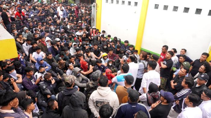 Pihak sekolah, kepolisian dan perwakilan pengunjuk rasa bergantian menyampaikan hasil audiensi kepada para alumni dan pelajar yang menggelar aksi unjuk rasa di depan sekolahnya, SMK Pasundan 2, Kota Bandung, Jawa Barat, Rabu (24/9/2025).