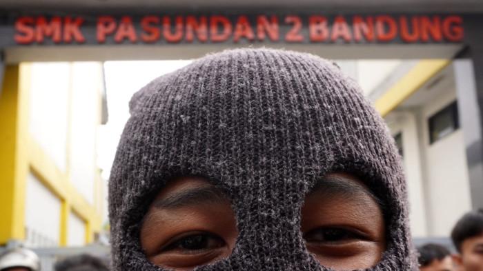 Alumni dan pelajar menggelar aksi unjuk rasa di depan sekolahnya, SMK Pasundan 2, Kota Bandung, Jawa Barat, Rabu (24/9/2025).