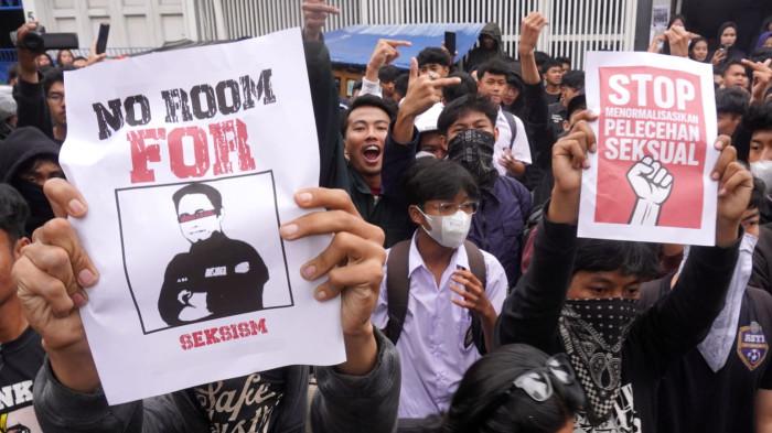 Alumni dan pelajar menggelar aksi unjuk rasa di depan sekolahnya, SMK Pasundan 2, Kota Bandung, Jawa Barat, Rabu (24/9/2025).