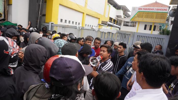 Alumni dan pelajar menggelar aksi unjuk rasa di depan sekolahnya, SMK Pasundan 2, Kota Bandung, Jawa Barat, Rabu (24/9/2025).
