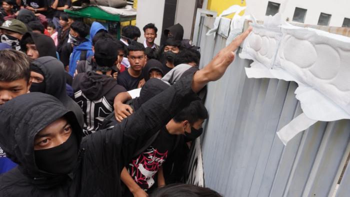 Alumni dan pelajar menggelar aksi unjuk rasa di depan sekolahnya, SMK Pasundan 2, Kota Bandung, Jawa Barat, Rabu (24/9/2025).