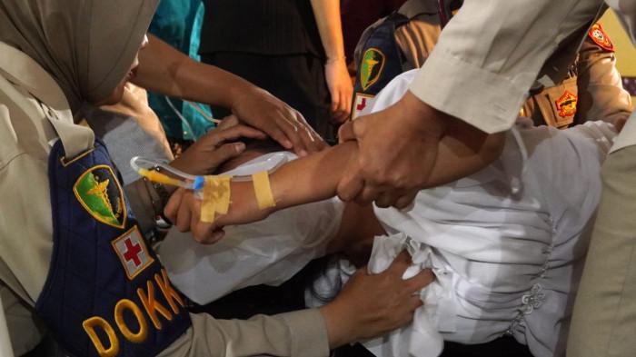 Seorang pelajar kejang-kejang diduga keracunan Makanan Bergizi Gratis (MBG) mendapat penanganan dari petugas medis di Posko Penanganan Kantor Kecamatan Cipongkor, Kabupaten Bandung Barat, Jawa Barat, Kamis (25/9/2025).