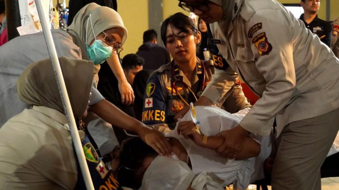 Seorang pelajar kejang-kejang diduga keracunan Makanan Bergizi Gratis (MBG) mendapat penanganan dari petugas medis di Posko Penanganan Kantor Kecamatan Cipongkor, Kabupaten Bandung Barat, Jawa Barat, Kamis (25/9/2025).