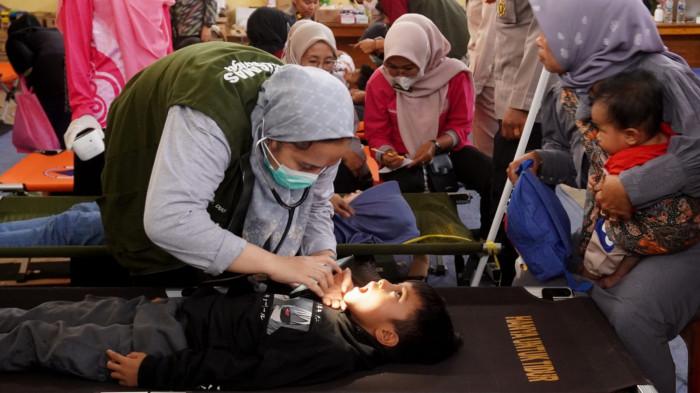 Seorang pelajar diduga keracunan Makanan Bergizi Gratis (MBG) mendapat penanganan dari petugas medis di Posko Penanganan Kantor Kecamatan Cipongkor, Kabupaten Bandung Barat, Jawa Barat, Kamis (25/9/2025).