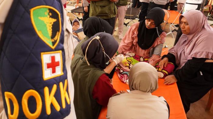 Seorang pelajar diduga keracunan Makanan Bergizi Gratis (MBG) mendapat penanganan dari petugas medis di Posko Penanganan Kantor Kecamatan Cipongkor, Kabupaten Bandung Barat, Jawa Barat, Kamis (25/9/2025).