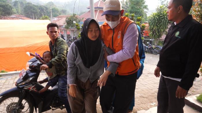 Petugas membawa seorang pelajar diduga keracunan Makanan Bergizi Gratis (MBG) saat tiba di Posko Penanganan Kantor Kecamatan Cipongkor, Kabupaten Bandung Barat, Jawa Barat, Kamis (25/9/2025).
