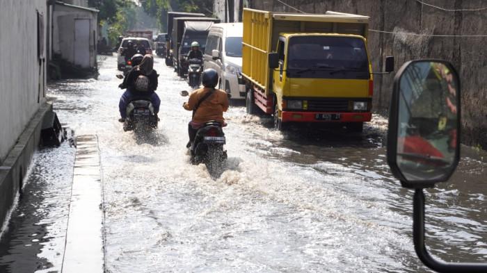Banjir kembali merendam sebagian Jalan Mengger, kawasan industri, di Kecamatan Dayeuhkolot, Kabupaten Bandung, Jumat (26/9/2025).