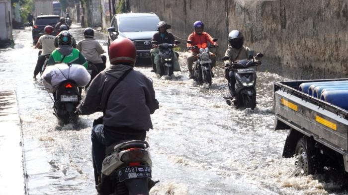 Banjir kembali merendam sebagian Jalan Mengger, kawasan industri, di Kecamatan Dayeuhkolot, Kabupaten Bandung, Jawa Barat, Jumat (26/9/2025).