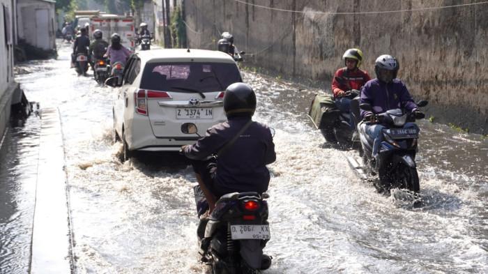 Banjir kembali merendam sebagian Jalan Mengger, kawasan industri, di Kecamatan Dayeuhkolot, Kabupaten Bandung, Jawa Barat, Jumat (26/9/2025).
