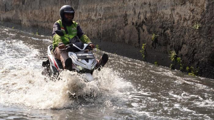 Banjir kembali merendam sebagian Jalan Mengger, kawasan industri, di Kecamatan Dayeuhkolot, Kabupaten Bandung, Jawa Barat, Jumat (26/9/2025).