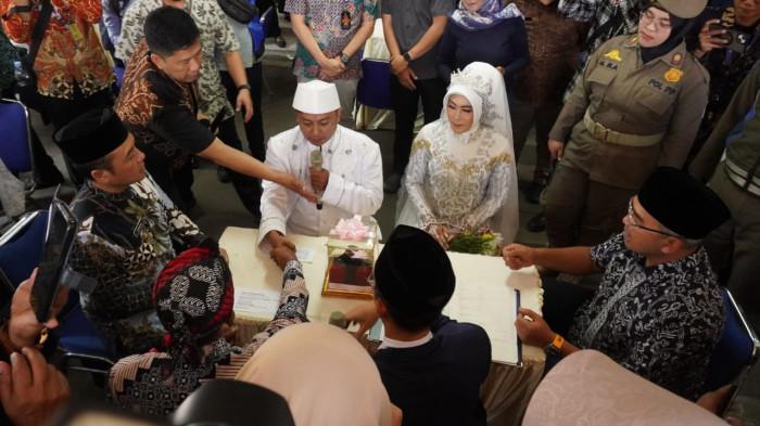 Wali Kota Bandung, M Farhan dan Wakil Wali Kota Bandung, Erwin menjadi saksi akad nikah salah satu pasang pengantin dalam gelaran Nikah Gratis di Mal Pelayanan Publik (MPP) Kota Bandung,  Jalan Sukabumi, Kota Bandung, Jawa Barat, Jumat (26/9/2025).