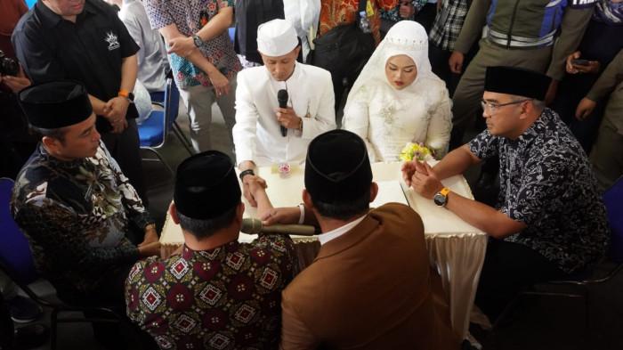 Wali Kota Bandung, M Farhan dan Wakil Wali Kota Bandung, Erwin menjadi saksi akad nikah salah satu pasang pengantin dalam gelaran Nikah Gratis di Mal Pelayanan Publik (MPP) Kota Bandung,  Jalan Sukabumi, Kota Bandung, Jawa Barat, Jumat (26/9/2025).