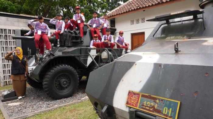 Sejumlah pelajar SD naik kendaraan tempur saat study tour di Museum Kavaleri TNI Angkatan Darat, Jalan Gatot Subroto, Kota Bandung, Jawa Barat, Selasa (30/9/2025).