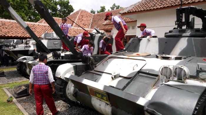 Sejumlah pelajar SD naik kendaraan tempur saat study tour di Museum Kavaleri TNI Angkatan Darat, Jalan Gatot Subroto, Kota Bandung, Jawa Barat, Selasa (30/9/2025).
