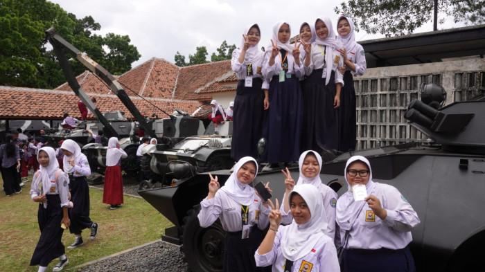 Sejumlah pelajar SD dan SMP naik kendaraan tempur saat study tour di Museum Kavaleri TNI Angkatan Darat, Jalan Gatot Subroto, Kota Bandung, Jawa Barat, Selasa (30/9/2025).