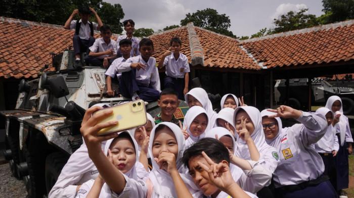 Sejumlah pelajar SMP berswafoto di depan kendaraan tempur saat study tour di Museum Kavaleri TNI Angkatan Darat, Jalan Gatot Subroto, Kota Bandung, Jawa Barat, Selasa (30/9/2025).
