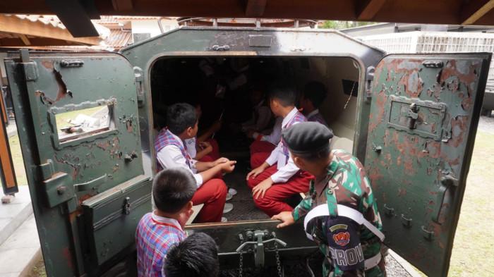 Sejumlah pelajar SD masuk kendaraan tempur saat study tour di Museum Kavaleri TNI Angkatan Darat, Jalan Gatot Subroto, Kota Bandung, Jawa Barat, Selasa (30/9/2025).