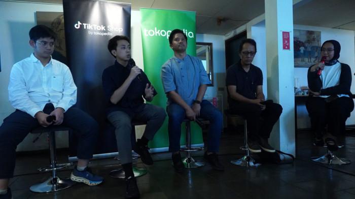 Head of Communications Tokopedia and TikTok E-commerce, Indonesia, Aditia Grasio Nelwan (kedua kanan) bersama Petani Kopi sekaligus Prosesor Kopi Excelsa Rainaldi (kanan), Pemilik Usaha Uberall Roastery Cirebon Farhan Irfanto (kiri), dan Juara Ketiga World Brewers Cup 2024 Ryan Wibawa tampil sebagai pembicara pada Media Talkshow Hari Kopi Sedunia #SatuDalamKopi: Excelsa, Bintang Baru Kopi Nusantara di Kozi Budaraa, Kota Bandung, Jawa Barat, Selasa (30/9/2025).