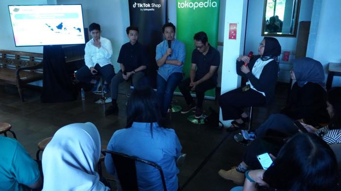 Head of Communications Tokopedia and TikTok E-commerce, Indonesia, Aditia Grasio Nelwan (kedua kanan) bersama Petani Kopi sekaligus Prosesor Kopi Excelsa Rainaldi (kanan), Pemilik Usaha Uberall Roastery Cirebon Farhan Irfanto (kiri), dan Juara Ketiga World Brewers Cup 2024 Ryan Wibawa tampil sebagai pembicara pada Media Talkshow Hari Kopi Sedunia #SatuDalamKopi: Excelsa, Bintang Baru Kopi Nusantara di Kozi Budaraa, Kota Bandung, Jawa Barat, Selasa (30/9/2025).