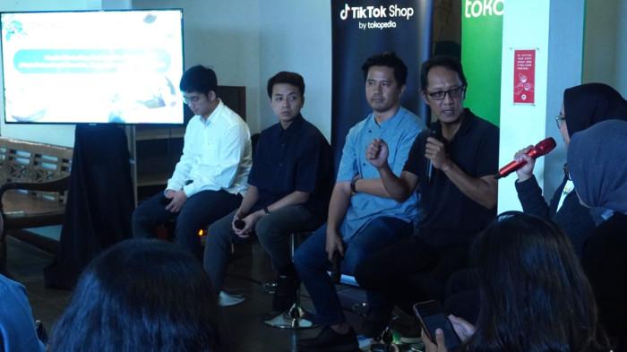 Head of Communications Tokopedia and TikTok E-commerce, Indonesia, Aditia Grasio Nelwan (kedua kanan) bersama Petani Kopi sekaligus Prosesor Kopi Excelsa Rainaldi (kanan), Pemilik Usaha Uberall Roastery Cirebon Farhan Irfanto (kiri), dan Juara Ketiga World Brewers Cup 2024 Ryan Wibawa tampil sebagai pembicara pada Media Talkshow Hari Kopi Sedunia #SatuDalamKopi: Excelsa, Bintang Baru Kopi Nusantara di Kozi Budaraa, Kota Bandung, Jawa Barat, Selasa (30/9/2025).