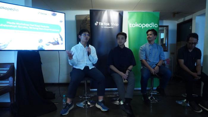 Head of Communications Tokopedia and TikTok E-commerce, Indonesia, Aditia Grasio Nelwan (kedua kanan) bersama Petani Kopi sekaligus Prosesor Kopi Excelsa Rainaldi (kanan), Pemilik Usaha Uberall Roastery Cirebon Farhan Irfanto (kiri), dan Juara Ketiga World Brewers Cup 2024 Ryan Wibawa tampil sebagai pembicara pada Media Talkshow Hari Kopi Sedunia #SatuDalamKopi: Excelsa, Bintang Baru Kopi Nusantara di Kozi Budaraa, Kota Bandung, Jawa Barat, Selasa (30/9/2025).