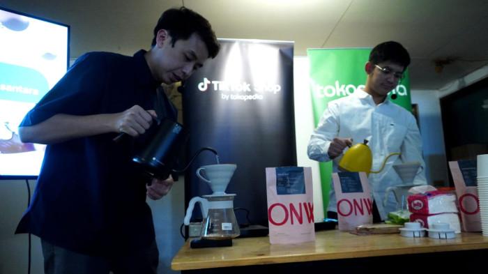 Pemilik Usaha Uberall Roastery Cirebon, Farhan Irfanto (kanan) dan Juara Ketiga World Brewers Cup 2024, Ryan Wibawa demo meracik kopi Excelsa pada Media Workshop Hari Kopi Sedunia #SatuDalamKopi: Excelsa, Bintang Baru Kopi Nusantara di Kozi Budaraa, Kota Bandung, Jawa Barat, Selasa (30/9/2025).