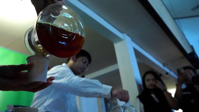 Pemilik Usaha Uberall Roastery Cirebon, Farhan Irfanto demo meracik kopi Excelsa pada Media Workshop Hari Kopi Sedunia #SatuDalamKopi: Excelsa, Bintang Baru Kopi Nusantara di Kozi Budaraa, Kota Bandung, Jawa Barat, Selasa (30/9/2025).