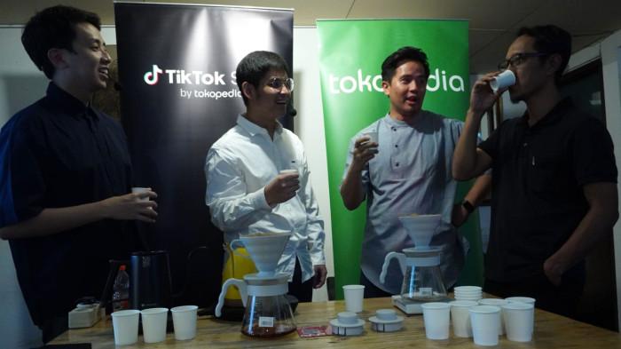 Head of Communications Tokopedia and TikTok E-commerce, Indonesia, Aditia Grasio Nelwan (kedua kanan) berbincang sambil menikmati secangkir kopi Excelsa dengan Petani Kopi sekaligus Prosesor Kopi Excelsa Rainaldi (kanan), Pemilik Usaha Uberall Roastery Cirebon Farhan Irfanto (kedua kiri), dan Juara Ketiga World Brewers Cup 2024 Ryan Wibawa seusai acara Media Talkshow dan Workshop Hari Kopi Sedunia #SatuDalamKopi: Excelsa, Bintang Baru Kopi Nusantara di Kozi Budaraa, Kota Bandung, Jawa Barat, Selasa (30/9/2025).