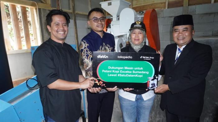 Head of Communications Tokopedia and TikTok E-commerce, Indonesia, Aditia Grasio Nelwan (kiri), menyerahkan secara simbolis mesin pengolahan kopi kepada Kepala Dinas Pertanian dan Ketahanan Pangan Kabupaten Sumedang, Tono Suhartono (kanan), disaksikan Kepala UPTD Balai Perlindungan Perkebunan Provinsi Jawa Barat, M. Sopian Ansori (kedua kiri), dan Kepala Desa Margamekar, Elin Herliana di Desa Margamekar, Kecamatan Sumedang Selatan, Kabupaten Sumedang, Jawa Barat, Rabu (1/09/2025).