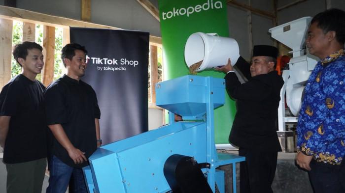Kepala Dinas Pertanian dan Ketahanan Pangan Kabupaten Sumedang, Tono Suhartono (kedua kanan) mencoba mesin pengolahan kopi dari Tokopedia dan TikTok Shop, disaksikan Juara Ketiga World Brewers Cup 2024, Ryan Wibawa (kiri), Head of Communications Tokopedia and TikTok E-commerce, Indonesia, Aditia Grasio Nelwan (kedua kiri), dan Kepala UPTD Balai Perlindungan Perkebunan Provinsi Jawa Barat, M. Sopian Ansori di Desa Margamekar, Kecamatan Sumedang Selatan, Kabupaten Sumedang, Jawa Barat, Rabu (1/09/2025).