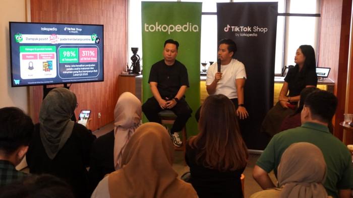 Head of Communications Tokopedia and TikTok E-commerce, Indonesia, Aditia Grasio Nelwan (tengah), dan Pemilik Usaha Nyawang Langit Roastery, Hadi Widodo (kiri), menjadi pemicara pada sesi Media Talkshow Bersama Nyawang Langit Roastery, di Nyawang Langit Roastery, Jalan Raya Golf Dago, Kota Bandung, Jawa Barat, Kamis (2/10/2025).