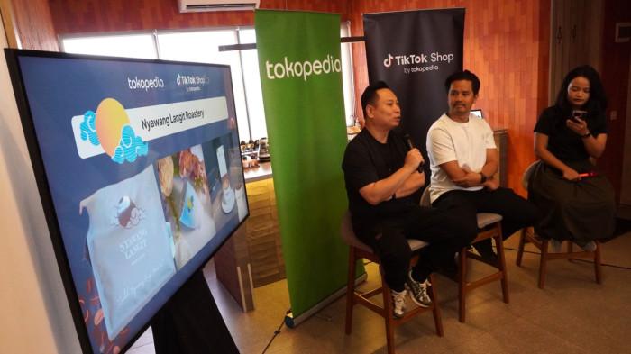 Pemilik Usaha Nyawang Langit Roastery, Hadi Widodo (kiri) dan Head of Communications Tokopedia and TikTok E-commerce, Indonesia, Aditia Grasio Nelwan (tengah) menjadi pemicara pada sesi Media Talkshow Bersama Nyawang Langit Roastery, di Nyawang Langit Roastery, Jalan Raya Golf Dago, Kota Bandung, Jawa Barat, Kamis (2/10/2025).