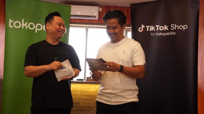 Pemilik Usaha Nyawang Langit Roastery, Hadi Widodo (kiri) dan Head of Communications Tokopedia and TikTok E-commerce, Indonesia, Aditia Grasio Nelwan berbincang sambil melihat produk kopi Nyawang Langit Roastery dalam kemasan selesai sesi Media Talkshow Bersama Nyawang Langit Roastery, di Nyawang Langit Roastery, Jalan Raya Golf Dago, Kota Bandung, Jawa Barat, Kamis (2/10/2025).