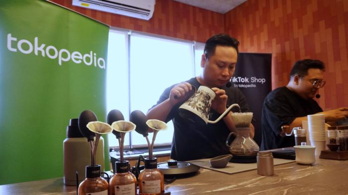 Pemilik Usaha Nyawang Langit Roastery, Hadi Widodo (kiri), dan barista Michael Guo, membuat demo meracik kopi Nyawang Langit Roastery pada sesi Media workshop Bersama Nyawang Langit Roastery, di Nyawang Langit Roastery, Jalan Raya Golf Dago, Kota Bandung, Jawa Barat, Kamis (2/10/2025).