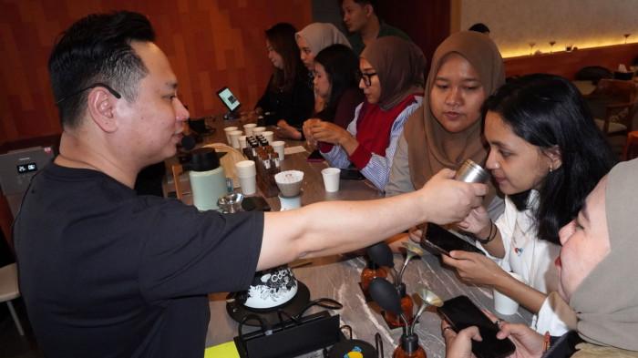 Pemilik Usaha Nyawang Langit Roastery, Hadi Widodo (kiri), dan barista Michael Guo, membuat demo meracik kopi Nyawang Langit Roastery pada sesi Media workshop Bersama Nyawang Langit Roastery, di Nyawang Langit Roastery, Jalan Raya Golf Dago, Kota Bandung, Jawa Barat, Kamis (2/10/2025).