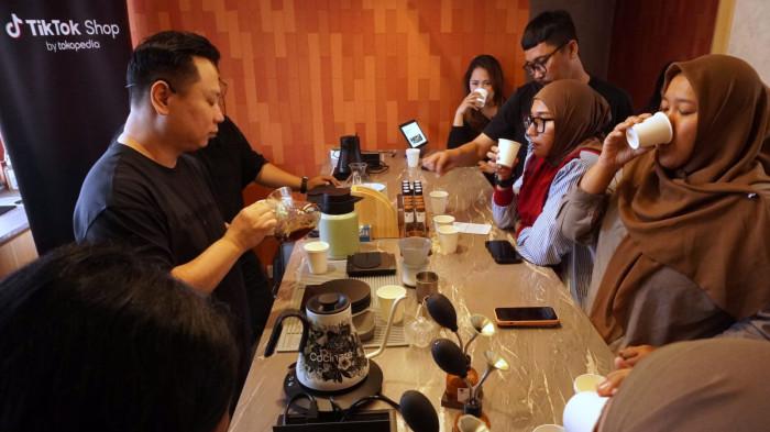 Pemilik Usaha Nyawang Langit Roastery, Hadi Widodo (kiri), membuat demo meracik kopi pada sesi media workshop bersama media, di Nyawang Langit Roastery, Jalan Raya Golf Dago, Kota Bandung, Jawa Barat, Kamis (2/10/2025).