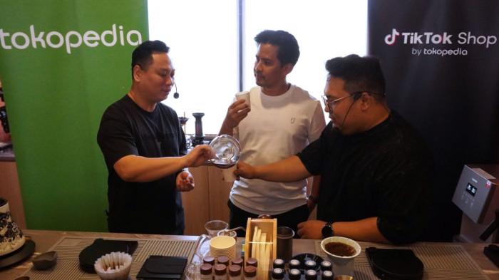 Head of Communications Tokopedia and TikTok E-commerce, Indonesia, Aditia Grasio Nelwan (tengah) menikmati secangkir kopi racikan dari pemilik usaha Nyawang Langit Roastery, Hadi Widodo (kiri), dan barista Michael Guo, pada sesi workshop kopi bersama media, di Nyawang Langit Roastery, Jalan Raya Golf Dago, Kota Bandung, Jawa Barat, Kamis (2/10/2025).