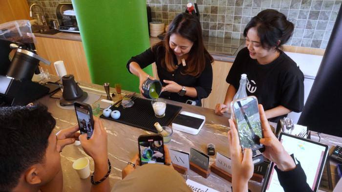 Awak media berkesempatan mencoba membuat matcha didampingi Barista Nyawang Langit Roastery, Nia Zacharie pada pada sesi workshop bersama media, di Nyawang Langit Roastery, Jalan Raya Golf Dago, Kota Bandung, Jawa Barat, Kamis (2/10/2025).