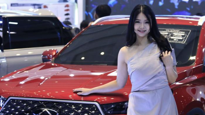 Usher wanita berpose di samping kendaraan bermotor pada pameran otomotif Gaikindo Indonesia International Auto Show (GIIAS) Bandung 2025 di Sudirman Grand Ballroom, Kota Bandung, Jawa Barat, Kamis (2/10/2025).