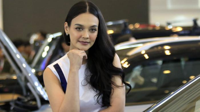 Usher wanita berpose di samping kendaraan bermotor pada pameran otomotif Gaikindo Indonesia International Auto Show (GIIAS) Bandung 2025 di Sudirman Grand Ballroom, Kota Bandung, Jawa Barat, Kamis (2/10/2025).