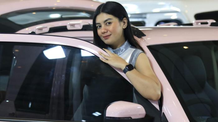Usher wanita berpose di samping kendaraan bermotor pada pameran otomotif Gaikindo Indonesia International Auto Show (GIIAS) Bandung 2025 di Sudirman Grand Ballroom, Kota Bandung, Jawa Barat, Kamis (2/10/2025).