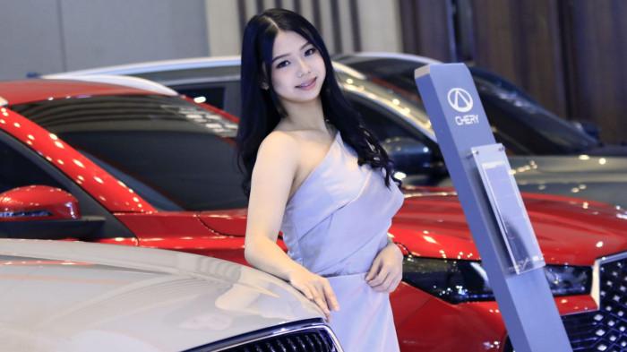 Usher wanita berpose di samping kendaraan bermotor pada pameran otomotif Gaikindo Indonesia International Auto Show (GIIAS) Bandung 2025 di Sudirman Grand Ballroom, Kota Bandung, Jawa Barat, Kamis (2/10/2025).